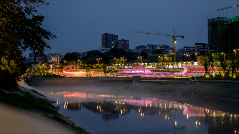 <dd><p><strong>委托业主：</strong>自贡市城市投资开发建设有限公司</p><p><strong>项目区位：</strong>四川省自贡市</p><p><strong>用地面积：</strong>175161㎡</p><p><strong>景观面积：</strong>145030㎡</p><p><strong>设计理念：</strong>在MSP提出的“生态、旅游经济、社会人文”愿景基础上，强化都市旅游业和文化创意业的突出职能，以生态+商业+文化的方式，实现公园的复合价值。传承历史文化，紧跟时代创新的文创+商业的滨河生态走廊，以新思维对场地进行认知与思考，为公园建设创造一条可持续发展道路。</p><p><br/></p></dd>