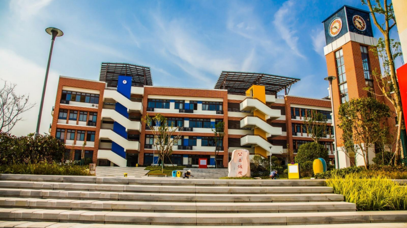 <dd><p><strong>项目位置：</strong>重庆市合川区</p><p><strong>景观面积：</strong>24000 ㎡</p><p><strong>项目介绍：</strong>融合校园文化底蕴，构建多样性、生态性、仿生性的校园景观。</p><p><br/></p></dd>